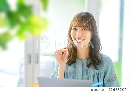 自宅でテレレワークする若い女性 自宅でテレレワークする若い女性 92623205