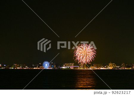 北九州市の有名な観光地門司港レトロから見る関門海峡の美しい夜景 北九州市の有名な観光地門司港レトロから見る関門海峡の美しい夜景 92623217