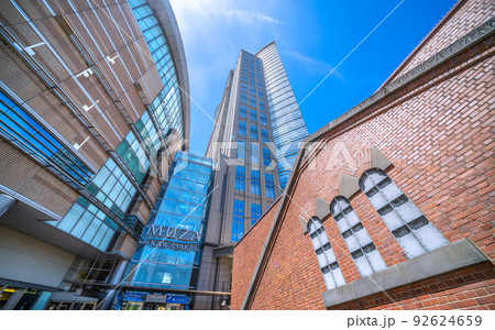 日本の川崎都市景観 川崎駅前のミューザ川崎と赤レンガ倉庫跡(モニュメント)などを望む 日本の川崎都市景観 川崎駅前のミューザ川崎と赤レンガ倉庫跡(モニュメント)などを望む 92624659