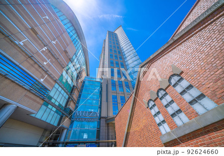 日本の川崎都市景観 川崎駅前のミューザ川崎と赤レンガ倉庫跡(モニュメント)などを望む 日本の川崎都市景観 川崎駅前のミューザ川崎と赤レンガ倉庫跡(モニュメント)などを望む 92624660