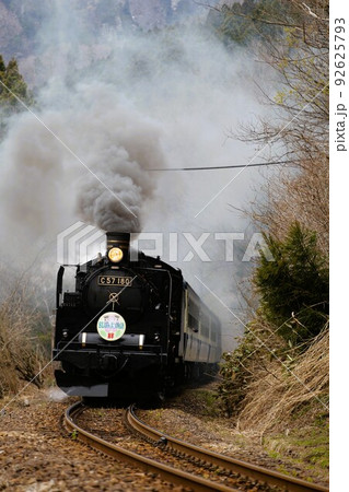 山間を力走するばんえつ物語 92625793