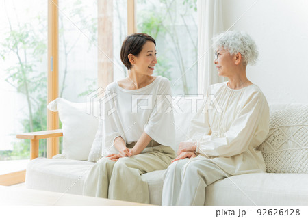 リビングでリラックスしている笑顔の親子（ミドル・シニア・女性・母子・嫁・姑） 92626428