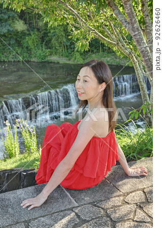 赤いドレスの女性 92626460