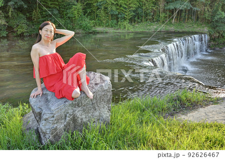 赤いドレスの女性 92626467