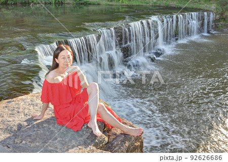 赤いドレスの女性 92626686