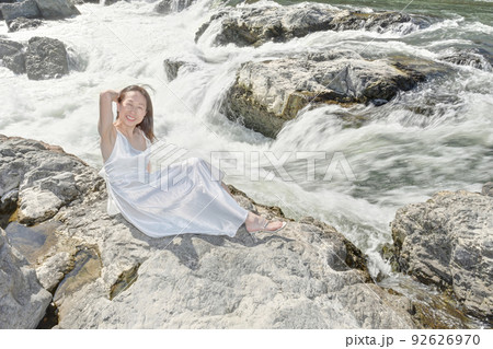 白いドレスの女性 92626970