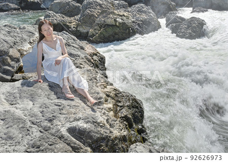 白いドレスの女性 92626973