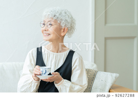 お茶を飲んでリラックスするシニア女性 92627288