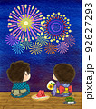 色鉛筆手描きイラスト　浴衣を着て縁側で花火見物をする子供たちの後ろ姿 92627293