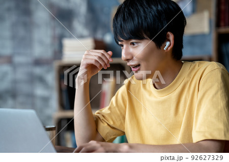 シックな部屋でネット会議をする若い男性 92627329