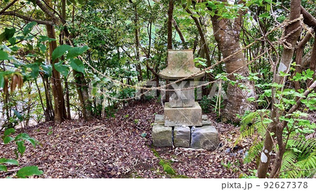 浅茅湾にある金田城跡近くにある石でできた神社 92627378
