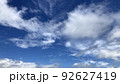 夏の暑い日の雲の多い青空 92627419