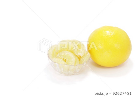 土佐文旦　ブンタン　剥いた果肉　デザート　明るい背景 92627451