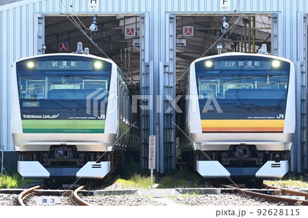 車両基地で並ぶE233系6000番台とE233系8500番台 92628115