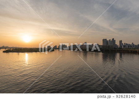 Han river and Seoul cityscape sunset view in South Korea Han river and Seoul cityscape sunset view in South Korea 92628140