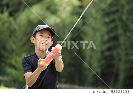 水鉄砲で川遊びをする男子中学生 (12歳) 92628153