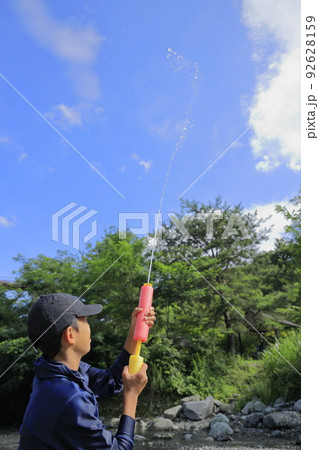 水鉄砲で川遊びをする男子中学生 (12歳) 92628159