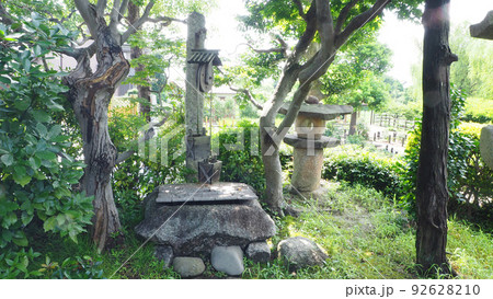 古民家の日本庭園の井戸（水の自然風景） 92628210