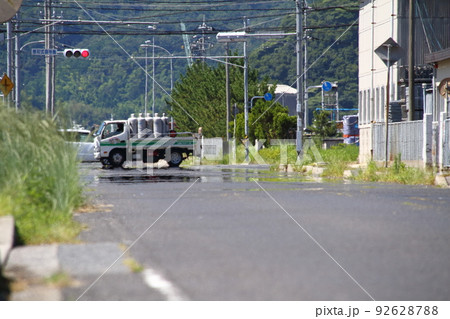 猛暑で陽炎で揺らめく車 猛暑で陽炎で揺らめく車 92628788