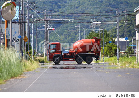 猛暑で陽炎で揺らめく車 92628789