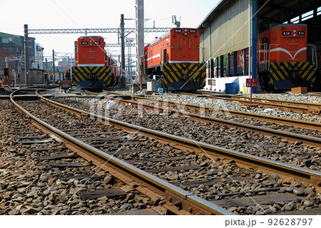 彰化機務段（台湾・台中市）に並ぶ、ディーゼル機関車 92628797