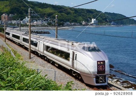 海岸線をゆく伊豆クレイル号の651系1000番台 92628908