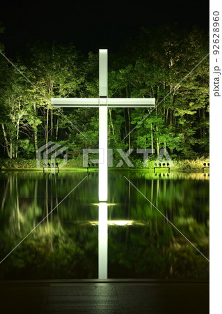 ≪北海道・トマム≫水の教会ライトアップ - 星野リゾートと安藤忠雄の写真素材 [92628960] - PIXTA