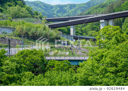 吾妻峡 雁ケ沢駅方向の眺め ふれあい大橋からの風景 新緑の季節 吾妻峡 雁ケ沢駅方向の眺め ふれあい大橋からの風景 新緑の季節 92629484