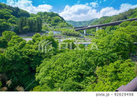 吾妻峡 雁ケ沢駅方向の眺め ふれあい大橋からの風景 新緑の季節 吾妻峡 雁ケ沢駅方向の眺め ふれあい大橋からの風景 新緑の季節 92629498