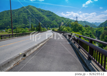 吾妻峡　ふれあい大橋からの風景　新緑の季節　　 92629512