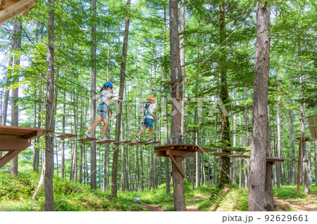 夏休みにアスレチックで遊ぶアジア人の小学生 92629661