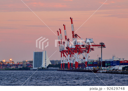芝浦埠頭から見る品川埠頭の夕景 92629748