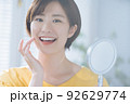 女性　スキンケア　笑顔 92629774