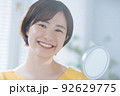 女性　スキンケア　笑顔 92629775