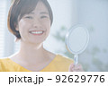 女性　スキンケア　笑顔 92629776