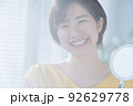 女性　スキンケア　笑顔 92629778