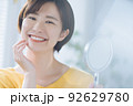 女性　スキンケア　笑顔 92629780