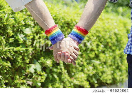 手を繋ぐ男性カップルの手元 手を繋ぐ男性カップルの手元 92629862