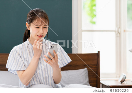 寝坊して焦る若い女性 92630226