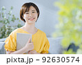 読書する女性 92630574