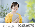 読書する女性 92630575