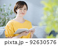 読書する女性 92630576