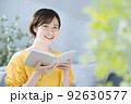 読書する女性 92630577