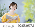 読書する女性 92630578