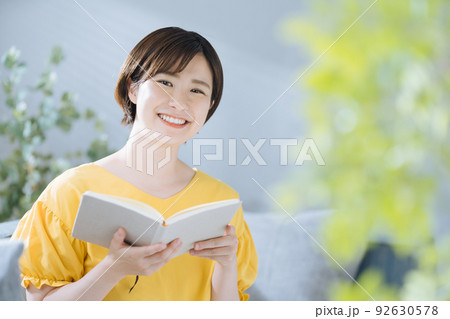 読書する女性 読書する女性 92630578