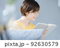 読書する女性 92630579