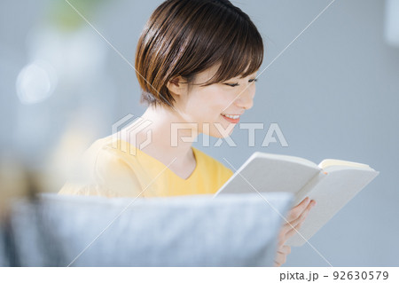 読書する女性 92630579