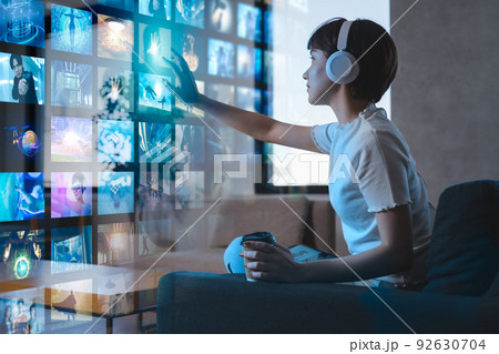 ヘッドフォンと女性 92630704