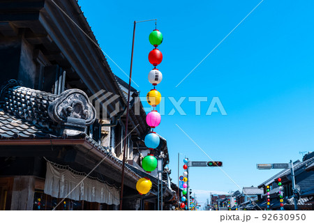 夏祭りの提灯 川越百万灯夏まつり 蔵の街並みと快晴の空　a-3 ライトトーン 92630950