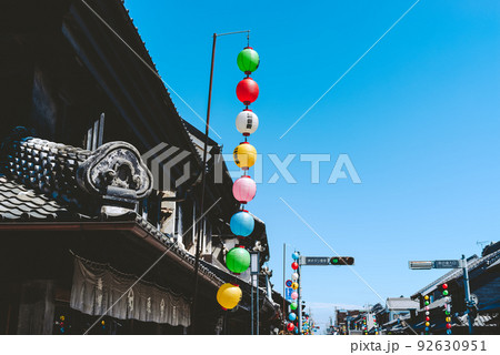 夏祭りの提灯 川越百万灯夏まつり 蔵の街並みと快晴の空　a-4 フィルム調 92630951